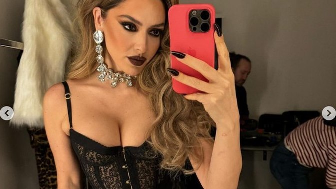 Dekolte en çok küçük göğüslü kadınlara mı yakışıyor yoksa dolgun göğüslü kadınlara mı?