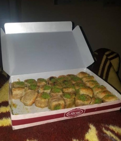 Üst kattaki teyze neden her gece tatlı getiriyor?