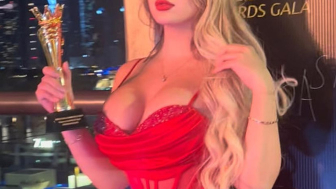Kırmızı kıyafeti dekolte ile süslemeli mi kadınlar?