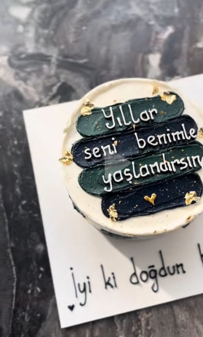 Merhaba koz arkadaşımın dogum gününde pasta yaptırmak istiyorum sizce hangisi?