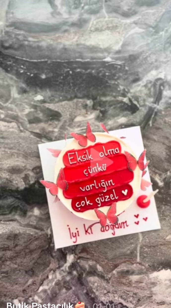 Merhaba koz arkadaşımın dogum gününde pasta yaptırmak istiyorum sizce hangisi?