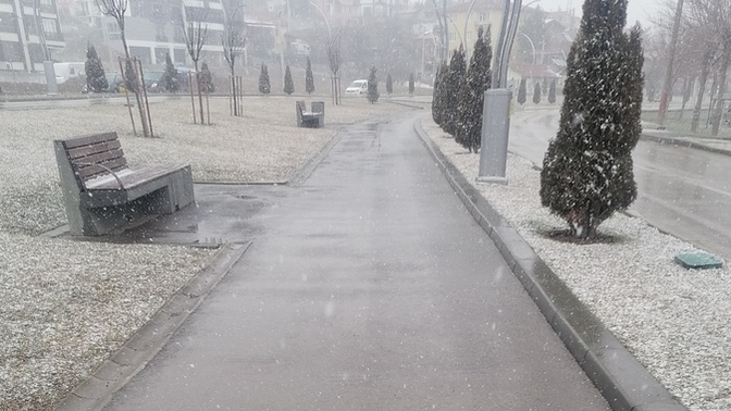 Kar yağarken yürümek mi daha keyifli, yağmur yağarken yürümek mi?