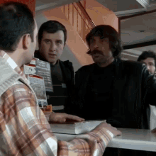 Sevgilinize musallat olan biri sizden nasıl tepki görür?