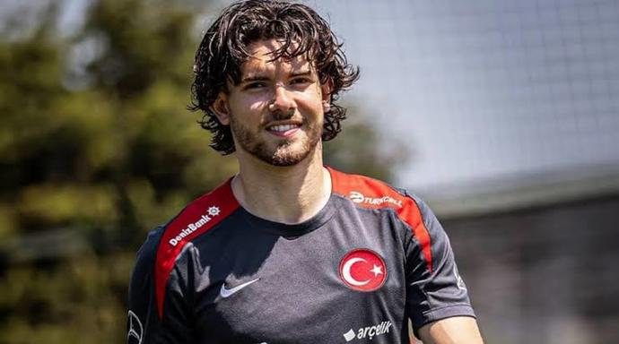 Sizce en yakışıklı yerli futbolcu kimdir?