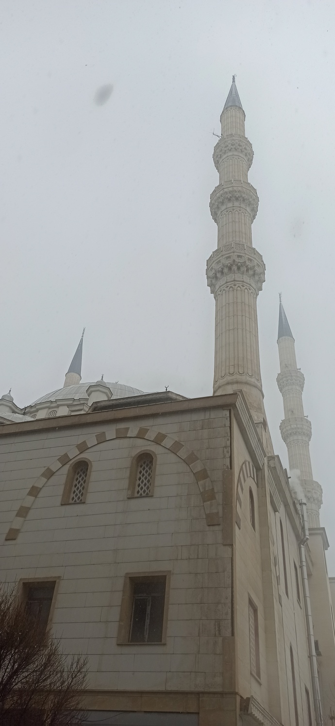 Kar yağınca çocuklar gibi şen olur musun?