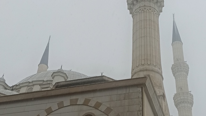Kar yağınca çocuklar gibi şen olur musun?