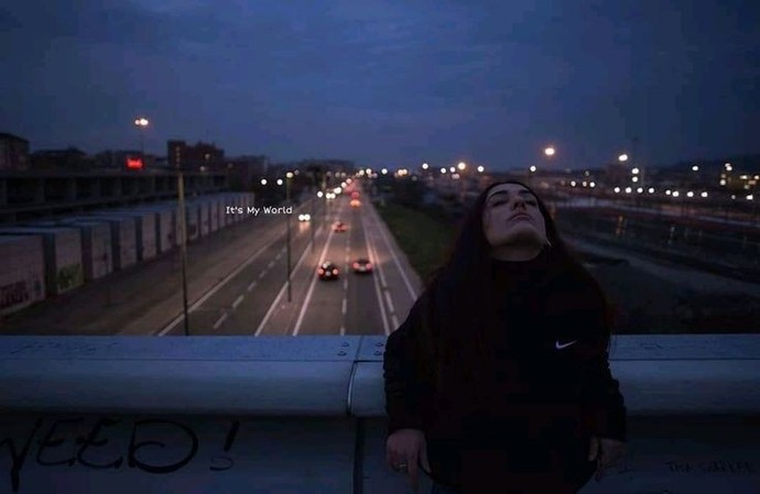 Siyah neden gök kuşağına ait olmak istesin ki, bütün gece ona aitken..