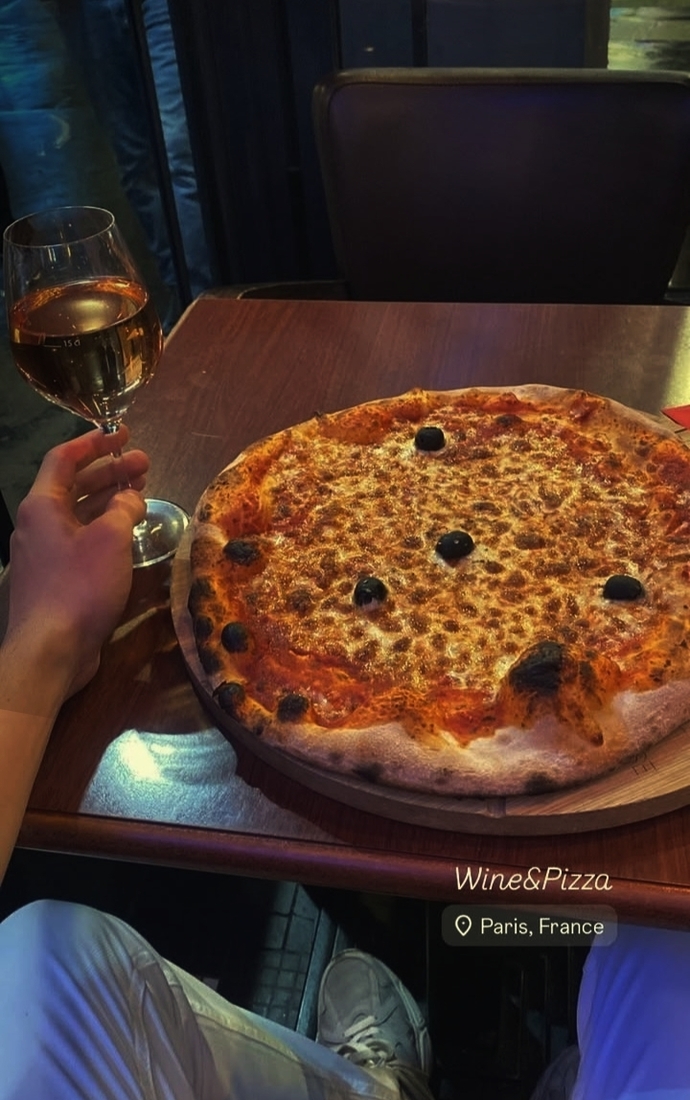 Saat olmuş 10 buçuk ben pizza yemeyi bekliyorum