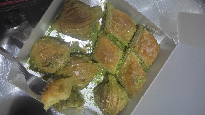 Enişteniz 14 Şubat hediyesi olarak baklava almış, sizce bu adamdan olur mu?