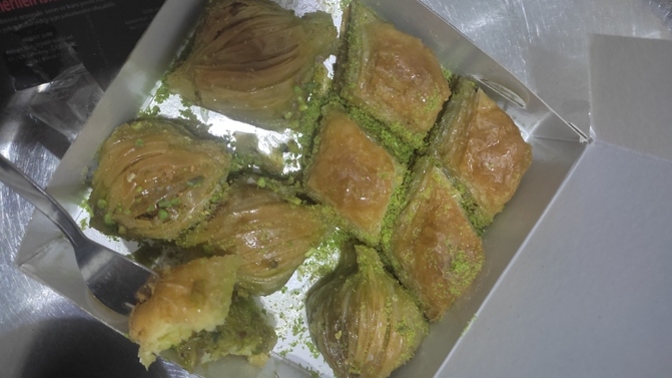 Enişteniz 14 Şubat hediyesi olarak baklava almış, sizce bu adamdan olur mu?