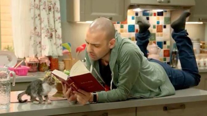Bir erkek kız tavlamak için kitap okur mu?