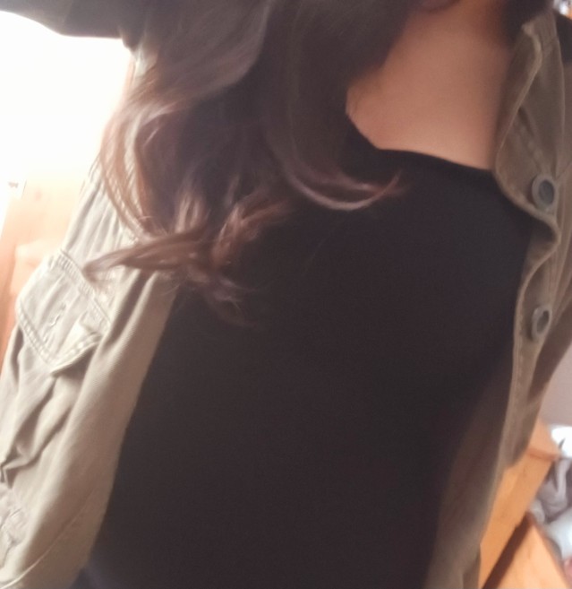 Bu elbiseye hangi üst daha uyumlu olur?