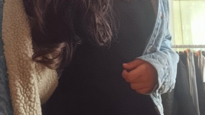 Bu elbiseye hangi üst daha uyumlu olur?