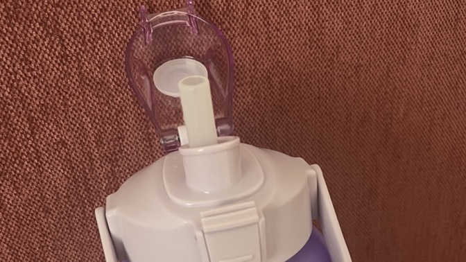 Aldığım su matarasının pipetini takamıyorum yardım eder misiniz?