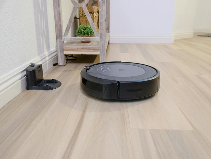 Siyah robot süpürgeler, beyaz robotlar kadar beğenildi mi sizce?