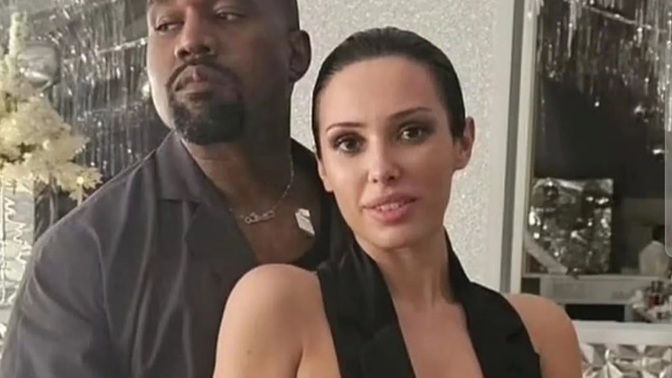 Kanye West eşini pazarlıyor mu sizce, bunu bilerek mi yapıyor?