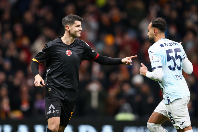Galatasaray - Adana Demirspor maçı var hakemi yüzünden yarıda kaldı! Türk futbolu nereye gidiyor?