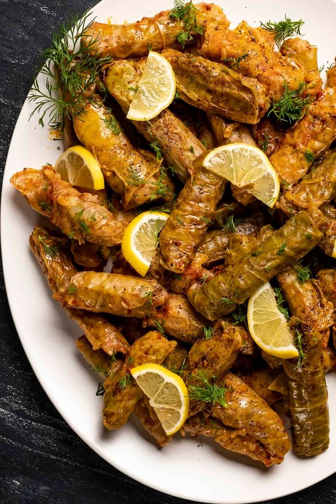 Arkadaşlar yaprak  sarmayı  lahana sarmaya mı tercih edersiniz lahana sarmayı yaprak sarmaya mı??