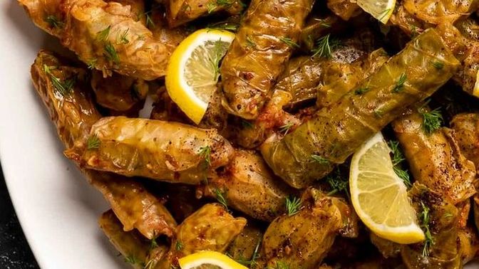 Arkadaşlar yaprak sarmayı lahana sarmaya mı tercih edersiniz lahana sarmayı yaprak sarmaya mı?