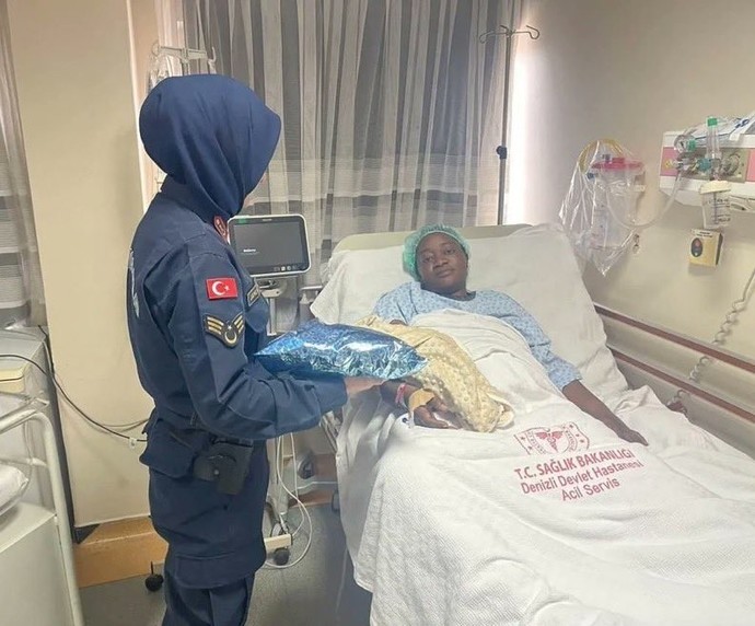 Denizlide doğum yapan Afrikalı bir kadına jandarma hediye götürmüş. Afrikalı bir kadınla Türk bir kadını ayıran nedir?
