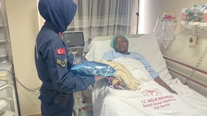 Denizli'de doğum yapan Afrikalı bir kadına jandarma hediye götürmüş. Afrikalı bir kadınla Türk bir kadını ayıran nedir?