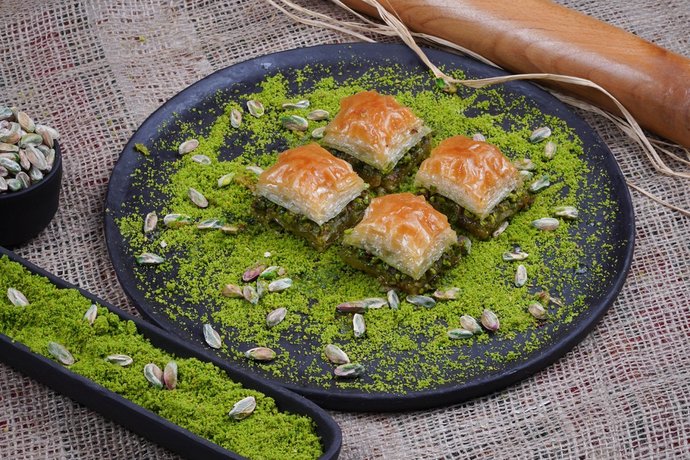 Baklava almak isteyen ancak pahalı olduğu için alamayan vatandaş! Siz en çok hangi yiyecekte pahalılık görüyorsunuz?