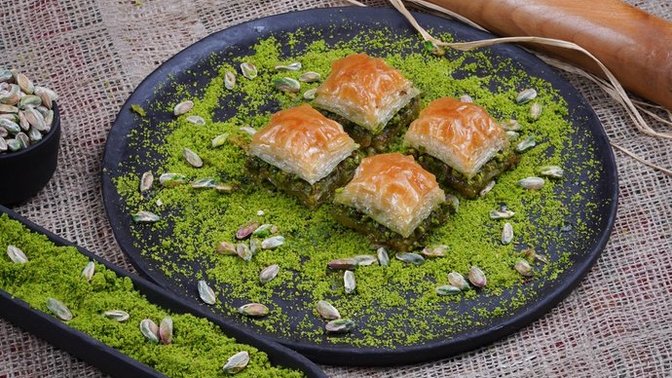 Baklava almak isteyen ancak pahalı olduğu için alamayan vatandaş! Siz en çok hangi yiyecekte pahalılık görüyorsunuz?