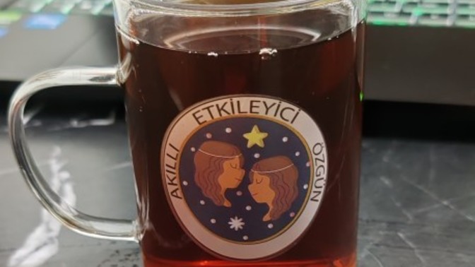 Bu saatte çay içen tek ben miyim?