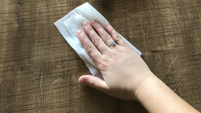 Yüzey temizleme mendilleriyle her yüzeyi silebilir miyiz yoksa bazı şeylere zarar verir mi?