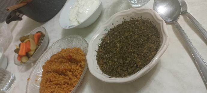 Kemmunlu aş ve ekşi sos nasıl görünüyor?