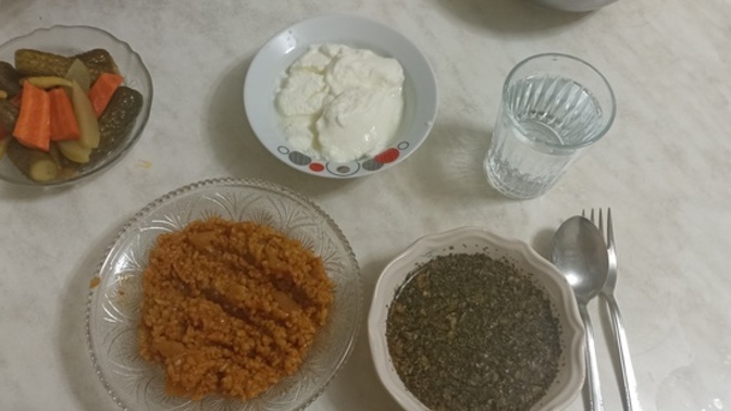 Kemmunlu aş ve ekşi sos nasıl görünüyor?