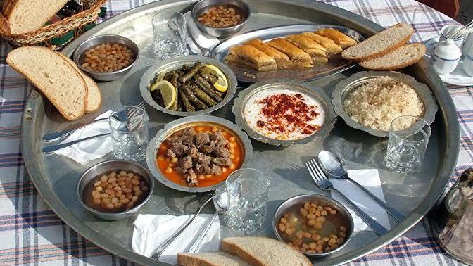 Yemek yedikten sonra ağzını masa örtüsünün kenarına silen birinin kimseyi beğenmemesi komik değil mi?