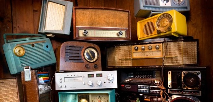 Bugün dünya radyo günü. Bizimle radyo ve radyoculuk ile ilgili duygularınızı paylaşır mısınız? En çok dinlediğiniz radyo hangisi?