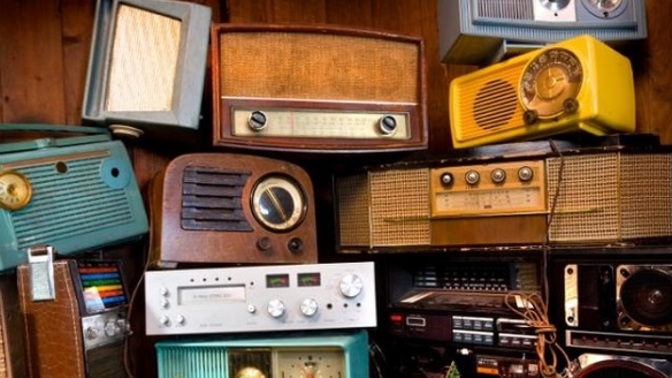 Bugün dünya radyo günü. Bizimle radyo ve radyoculuk ile ilgili duygularınızı paylaşır mısınız? En çok dinlediğiniz radyo hangisi?
