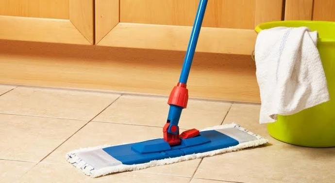 Evi elektrik süpürge ile temizlemek mi yoksa kova koyup silmek mi?