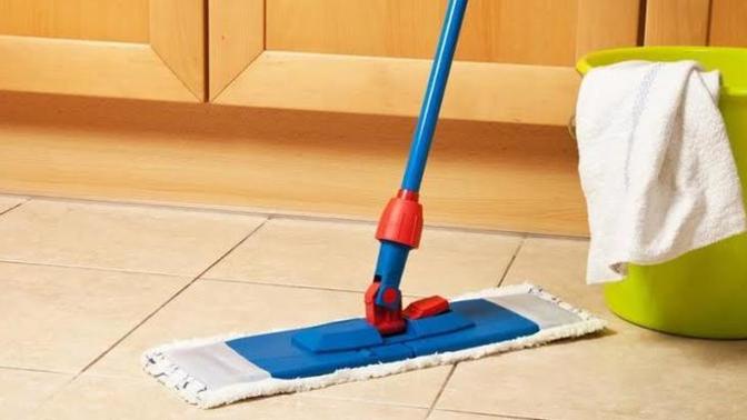 Evi elektrik süpürge ile temizlemek mi yoksa kova koyup silmek mi?