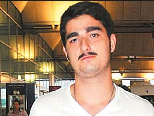 İş yerindeki kedimiz, hitlere benzemiyor mu?