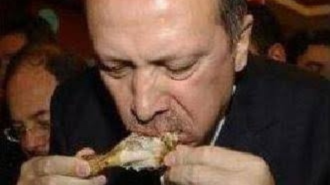 Toplum içinde kibar mı yemek yiyorsunuz yoksa Allah ne verdiyse gömer misiniz?