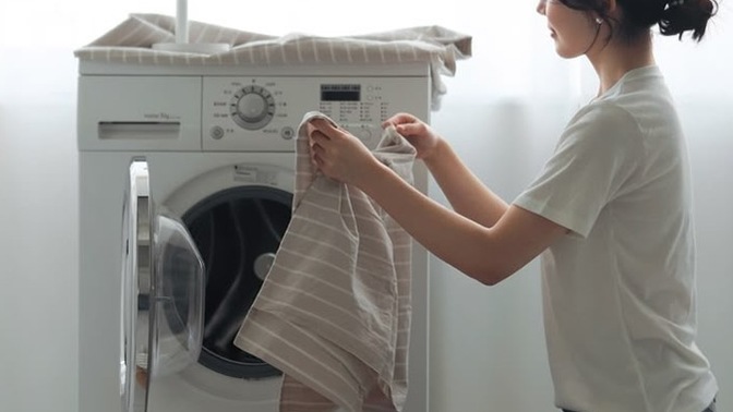 Çamaşır makinesinde zamanla oluşan kötü kokuları ve kireç birikintilerini önlemek için ne yapabilirim?