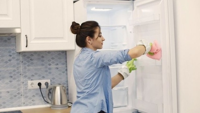 Buzdolabında zamanla oluşan kötü kokular ve inatçı lekeleri temizlemek için en etkili yöntem nedir?