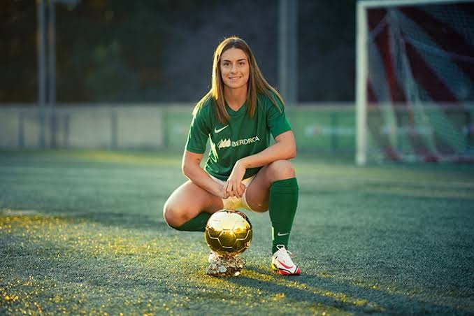 Bu kadın futbolcu bu erkek kaleciye futbolda gol atabilir mi?