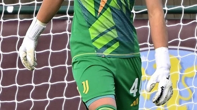 Bu kadın futbolcu bu erkek kaleciye futbolda gol atabilir mi?