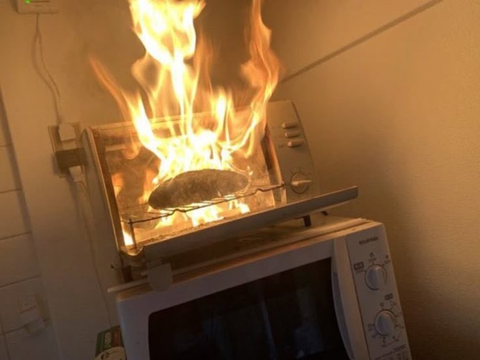Bugün kek yaptım ilk defa biraz yandı diye babamla abim dalga geçti. Hevesimi kırdılar sizce yapmasam mı bir daha?