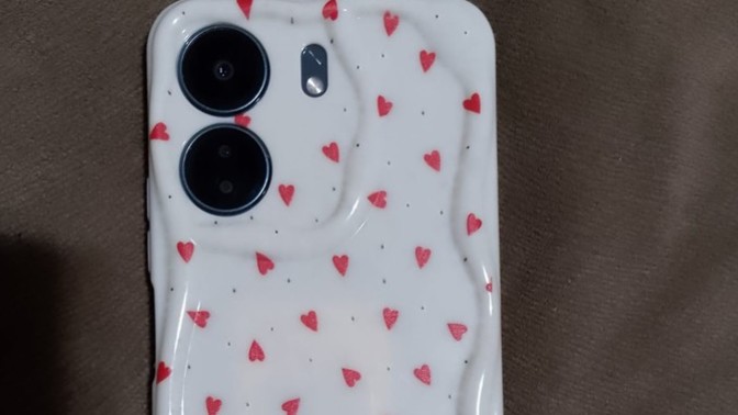 Yeni telefon kılıfı aldım, sizce nasıl gözüküyor?
