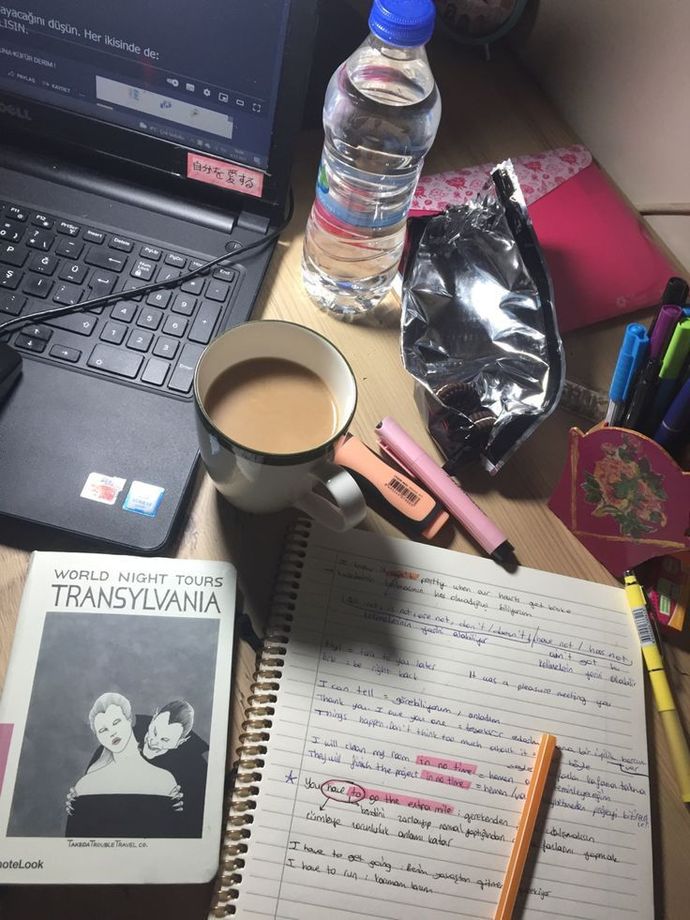 Öğrencilik yıllarınızda siz de su yerine kahve içip açlıktan ölmemek için çubuk kraker yediniz mi?