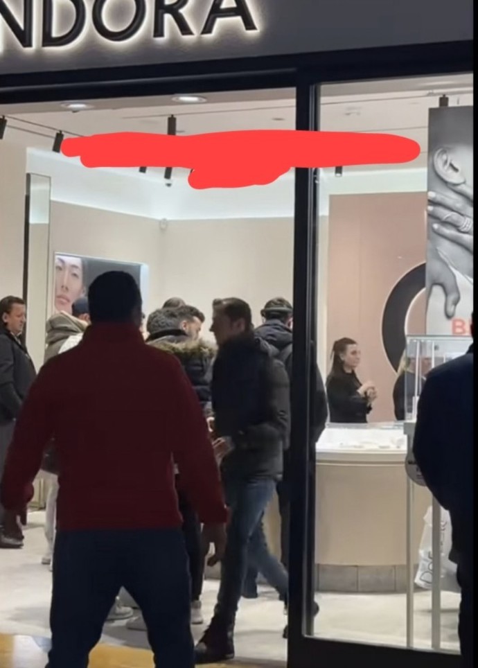 Sevgililer günü için pandoranın önündeki kalabalığa bakın🥹?