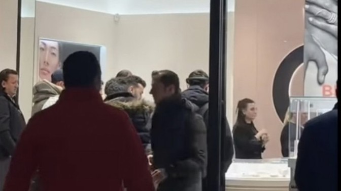 Sevgililer günü için pandoranın önündeki kalabalığa bakın🥹?