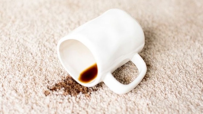 Çay ve kahve lekesini halıdan çıkarmanın en kolay yolu nedir?