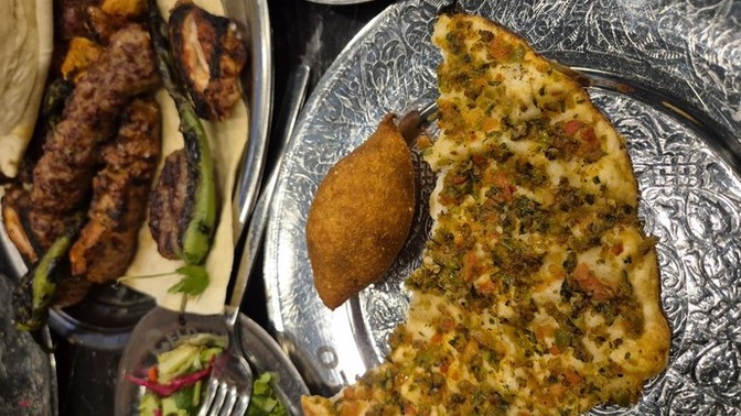 Sevgililer Günü'nde kebapçıya getiren adamdan olur mu?