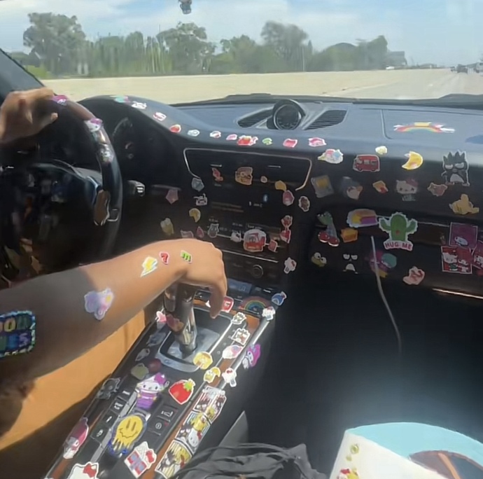 Kız arkadaşınız arabanızı stickerle kaplasa tepkiniz ne olur?
